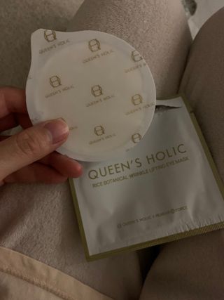 퀸즈홀릭 라이스 보내티컬 아이 마스크 퀸즈홀릭 X 레아라 다이아포스 라이스 보태니컬 링클 리프팅 아이 마스크 7매 1BOX — 5점을 준 리뷰어가 2022년 5월 올린 사용 사진