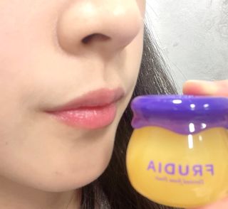 틱톡 [후르디아] 튼입술해결템 올리브영 블루베리 하이드레이팅 허니 립밤 — 5점을 준 리뷰어가 2023년 12월 올린 사용 사진