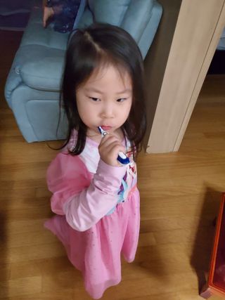 치과에서 쓰는 치약 _ 라벨제로 저불소 꼬마, 키즈, 유아, 베이비, 주니어 안전한 어린이치약 — 5점을 준 리뷰어가 2023년 3월 올린 사용 사진