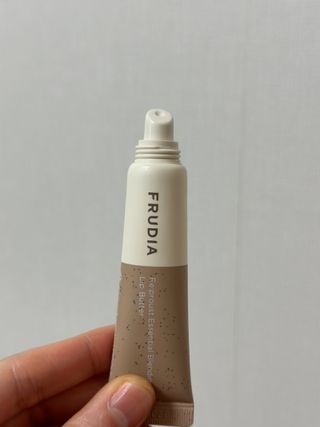 [후르디아] 올리브영 착한보습 비건 립버터 2종 — 5점을 준 리뷰어가 2023년 1월 올린 사용 사진