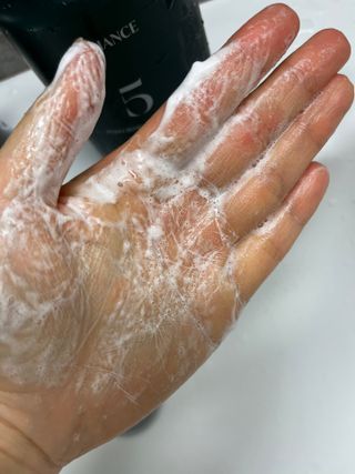 르핸스 퍼포밍 5 샴푸 비반트 포렛/베티버 포그 — 4.5점을 준 리뷰어가 2022년 12월 올린 사용 사진