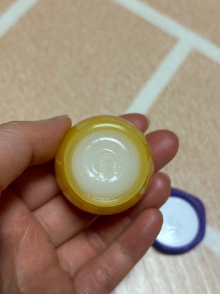 틱톡 [후르디아] 튼입술해결템 올리브영 블루베리 하이드레이팅 허니 립밤 — 5점을 준 리뷰어가 2023년 11월 올린 사용 사진