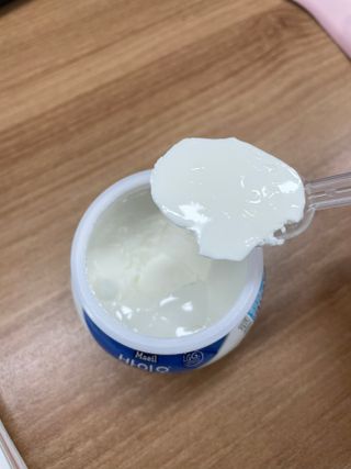 매일바이오 그릭요거트 오리지널 플레인 4개, 로스터리 커피믹스 4개 — 2.5점을 준 리뷰어가 2021년 12월 올린 사용 사진