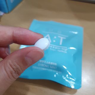 입 냄새 완화에 도움을 주는 에티켓 캔디 앳캔디 스트롱민트 — 5점을 준 리뷰어가 2021년 2월 올린 사용 사진