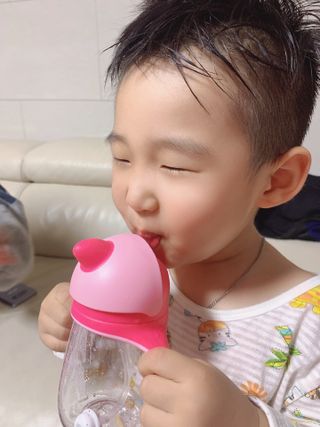 유비맘 트라이탄 코니빨대컵_컬러 랜덤 발송 — 5점을 준 리뷰어가 2021년 3월 올린 사용 사진
