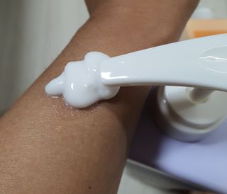 [과일나라] 바세린 모이스처 바디로션 1000ml 2종 — 5점을 준 리뷰어가 2021년 10월 올린 사용 사진