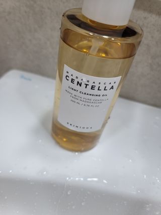 스킨1004 [SKIN1004] 마다가스카르 센텔라 라이트 클렌징 오일 200ml — 5점을 준 리뷰어가 2024년 8월 올린 사용 사진