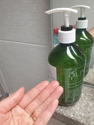올리브 오일 스킨케어 컴퍼니 [OOSC] 향기로운 보습 로즈 제라늄 바디워시 500ml — 5점을 준 리뷰어가 2021년 5월 올린 사용 사진