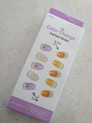[네일가게] 햇빛에 닿으면 색이 변하는 신기한 햇살 반전 네일스티커 — 5점을 준 리뷰어가 2021년 8월 올린 사용 사진