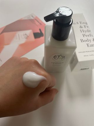 줄라이 모닝 _ JULY MORNING 줄라이모닝 하이드레이팅 퍼퓸드 바디앤핸드 에멀젼 — 2.5점을 준 리뷰어가 2022년 3월 올린 사용 사진