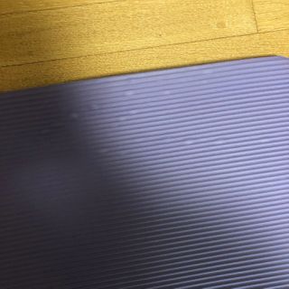 원달러샵 NBR 10mm 바디핏 요가매트 — 3점을 준 리뷰어가 2021년 3월 올린 사용 사진