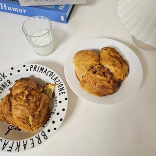 서브큐 스콘 냉동생지 3종 (크랜베리 스콘, 얼그레이 스콘, 초코헤이즐넛 스콘) — 3점을 준 리뷰어가 2023년 5월 올린 사용 사진