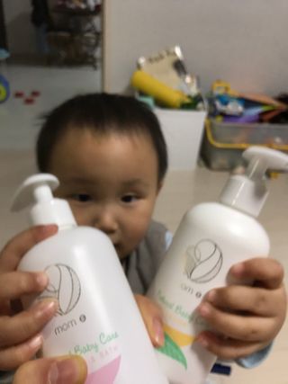 mom e 맘이 내추럴 베이비 케어 샴푸앤바스+로션 — 5점을 준 리뷰어가 2021년 1월 올린 사용 사진