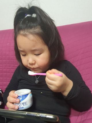 매일바이오 그릭요거트 오리지널 플레인 4개, 로스터리 커피믹스 4개 — 5점을 준 리뷰어가 2021년 12월 올린 사용 사진