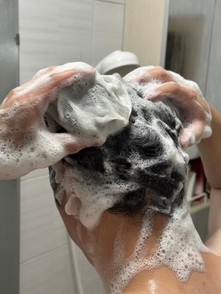 free [아토르] 9종 임상완료 아토르 다름 샴푸바_블랙  프리미엄 두피 케어 샴푸바 — 5점을 준 리뷰어가 2023년 11월 올린 사용 사진