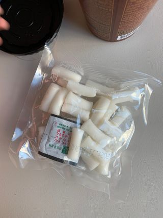 유비쿡 컵떡볶이 매운컵떡볶이2개/ 짜장컵떡볶이 2개  총 4개세트 — 5점을 준 리뷰어가 2021년 2월 올린 사용 사진