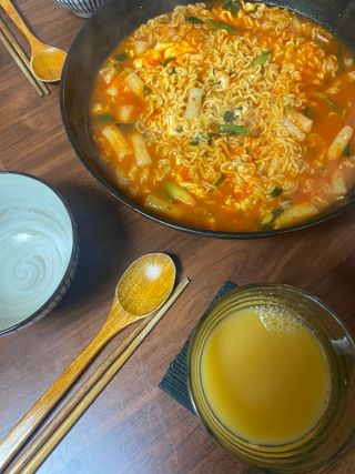 더밥  고추마녀 라볶이 +  나이스미 무설탕 현미후레이크 — 4점을 준 리뷰어가 2021년 10월 올린 사용 사진