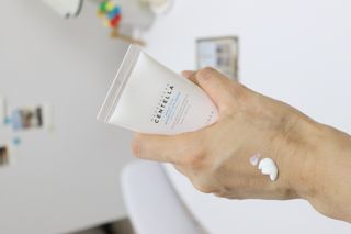 [스킨1004] 마다가스카르 센텔라 히알루-시카 워터핏 선세럼 50ml — 5점을 준 리뷰어가 2024년 5월 올린 사용 사진