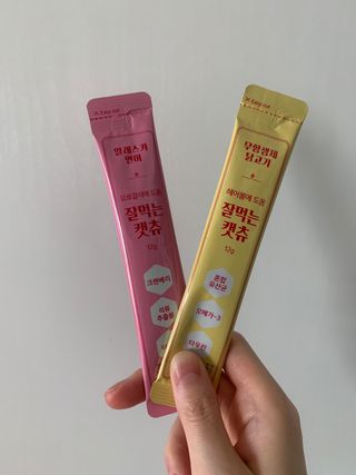 페페로니 잘 먹는 캣츄 - 무항생제 닭고기 12개 + 알래스카 연어 12개 — 5점을 준 리뷰어가 2021년 7월 올린 사용 사진