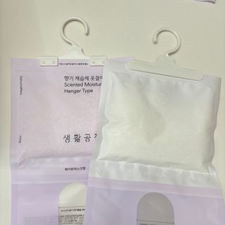 [네이버 /생활공작소] 향기 제습제 옷걸이형 습기제거제 — 5점을 준 리뷰어가 2024년 8월 올린 사용 사진
