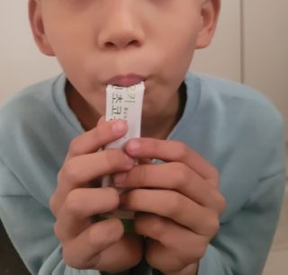 [이뮤니티플러스]우리아이 면역오키, 건강오키 _ 키즈오키 비타민초코홍삼 10포 1box — 5점을 준 리뷰어가 2022년 3월 올린 사용 사진