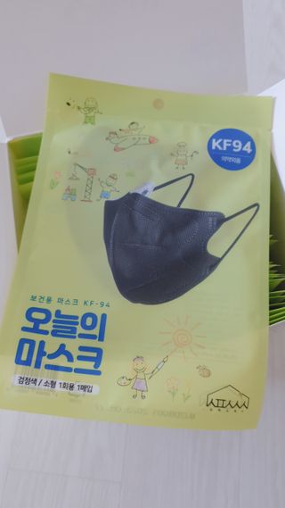 [심폐소생소] 오늘의마스크 KF94 소형 초등학생 어린이 마스크 — 4점을 준 리뷰어가 2021년 12월 올린 사용 사진