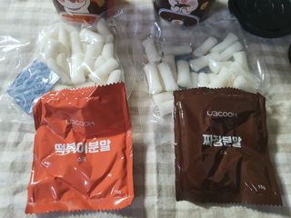 유비쿡 컵떡볶이 매운컵떡볶이2개/ 짜장컵떡볶이 2개  총 4개세트 — 5점을 준 리뷰어가 2021년 6월 올린 사용 사진