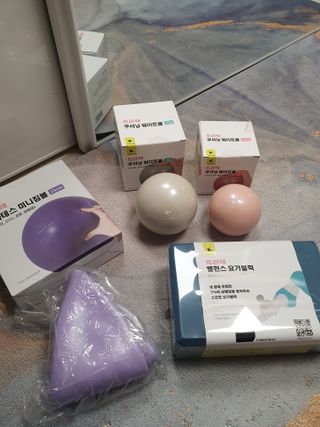 [트라택] 홈 필라테스 SET [미니짐볼+웨이트볼(0.5kg&1kg+요가블럭] — 5점을 준 리뷰어가 2022년 8월 올린 사용 사진