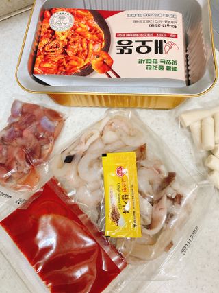 화끈한녀석들 새오똥400g 새우,오징어,똥집 볶음요리 소스,밀떡, 참기름 포함 — 4점을 준 리뷰어가 2022년 12월 올린 사용 사진