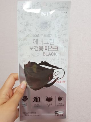 에버그린 순면 끈조절 KF80 마스크 - 화이트/블랙 컬러 대형 - 10매 — 3점을 준 리뷰어가 2021년 6월 올린 사용 사진