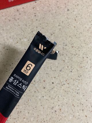 [푸름웰니스] 프리미엄 6년근 홍삼스틱 3mg x 100포 — 5점을 준 리뷰어가 2022년 2월 올린 사용 사진