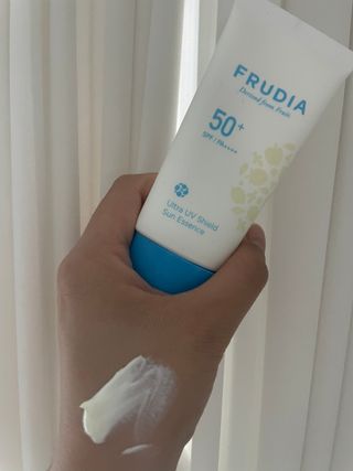 틱톡 [후르디아] 백탁NO! 화잘먹 수분광 선 에센스✨ — 5점을 준 리뷰어가 2023년 6월 올린 사용 사진