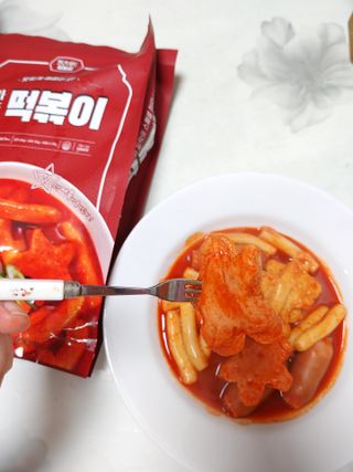 빨간키트 떡볶이 밀키트 2~3인분 매운맛 국물 떡볶이 만들기 쉬운 황금 레시피 분말 소스로 간편한 요리 — 5점을 준 리뷰어가 2021년 8월 올린 사용 사진