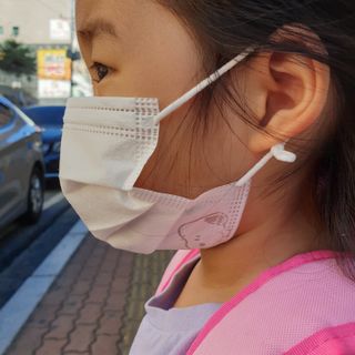 JHWORLD 스누피 마스크 정품 스누피 KF-AD 국내 비말차단 아동용 성인용 일회용 덴탈마스크 50매 — 4점을 준 리뷰어가 2021년 8월 올린 사용 사진