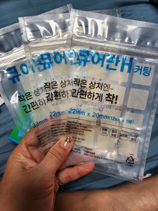 [큐어반H 커팅] 간편하게 떼서 쓰는 자외선차단 습윤밴드 (1팩/30매입) — 5점을 준 리뷰어가 2022년 12월 올린 사용 사진