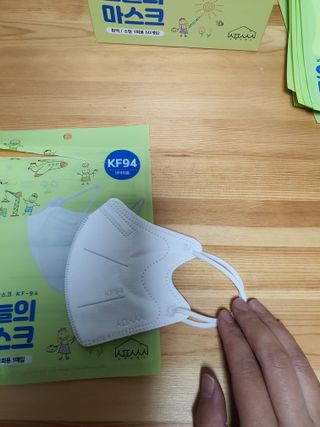 [심폐소생소] 오늘의마스크 KF94 소형 초등학생 어린이 마스크 — 5점을 준 리뷰어가 2021년 12월 올린 사용 사진