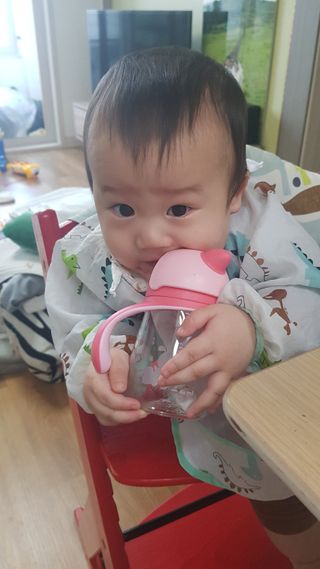 유비맘 트라이탄 코니빨대컵_컬러 랜덤 발송 — 4점을 준 리뷰어가 2021년 3월 올린 사용 사진