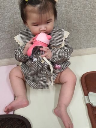 유비맘 트라이탄 코니빨대컵_컬러 랜덤 발송 — 4점을 준 리뷰어가 2021년 3월 올린 사용 사진
