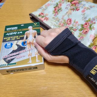반테린서포터 손목 — 5점을 준 리뷰어가 2021년 8월 올린 사용 사진