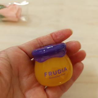 틱톡 [후르디아] 튼입술해결템 올리브영 블루베리 하이드레이팅 허니 립밤 — 5점을 준 리뷰어가 2024년 3월 올린 사용 사진