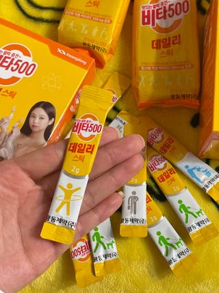 [광동제약] 비타500데일리스틱 50포 & 비타500구미 1개 — 3.5점을 준 리뷰어가 2021년 11월 올린 사용 사진