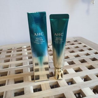 [NEW 탄력유턴 아이크림] AHC 유스 래스팅 리얼 아이크림 포 페이스 — 5점을 준 리뷰어가 2021년 2월 올린 사용 사진