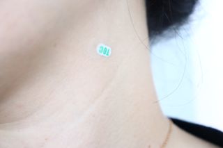 [큐어반H 스팟] 자외선 99프로 차단되는 스틱타입 스팟밴드(1팩 / 66매입) — 5점을 준 리뷰어가 2022년 10월 올린 사용 사진