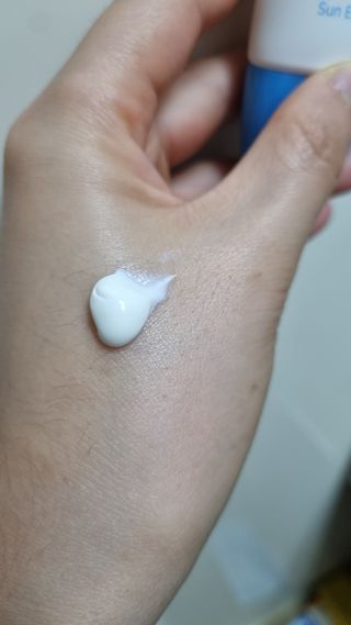 틱톡 [후르디아] 백탁NO! 화잘먹 수분광 선 에센스✨ — 5점을 준 리뷰어가 2023년 6월 올린 사용 사진