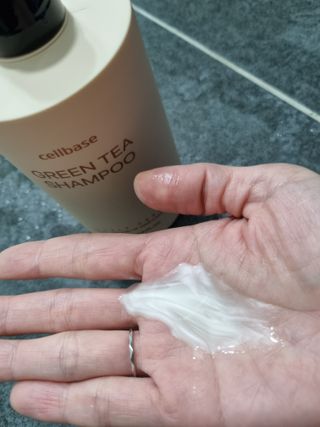 프리마인 더이상 뻣뻣하고 효과없는 탈모샴푸는 NO. 근본부터 케어하는 셀베이스 그린티샴푸(500ml) — 5점을 준 리뷰어가 2023년 1월 올린 사용 사진