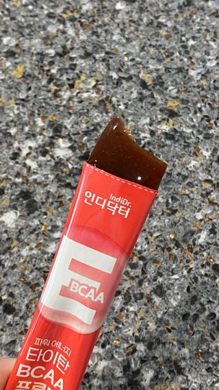 [인디닥터] 타이탄 BCAA 프로틴 젤리스틱 — 4점을 준 리뷰어가 2022년 5월 올린 사용 사진