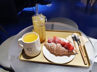 아방갤러리카페 용산아이파크몰점 [아방갤러리카페] 음료 택 2 +  베이커리 5종 중 택 1 — 4점을 준 리뷰어가 2021년 4월 올린 사용 사진