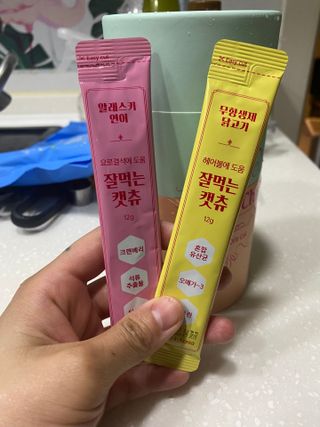 페페로니 잘 먹는 캣츄 - 무항생제 닭고기 12개 + 알래스카 연어 12개 — 5점을 준 리뷰어가 2021년 8월 올린 사용 사진