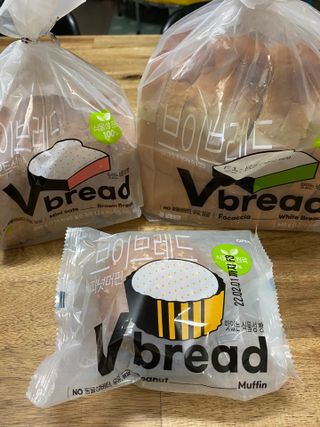롯데제과 Vbread 포카치아식빵1개 + 미니식빵 1개 + 머핀 2개 세트 — 3점을 준 리뷰어가 2021년 9월 올린 사용 사진