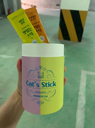 페페로니 맛있는 스틱 - 무항생제 닭고기 15개 + 원양선 참치 15개 — 5점을 준 리뷰어가 2021년 8월 올린 사용 사진